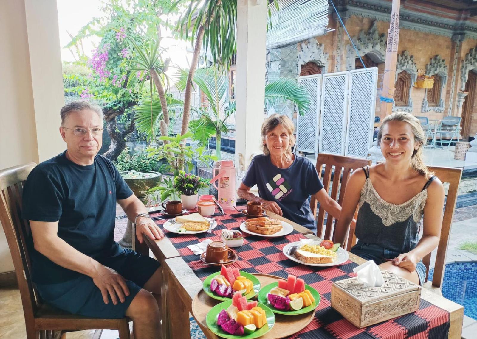 Green Palace Homestay Batununggul Exteriör bild